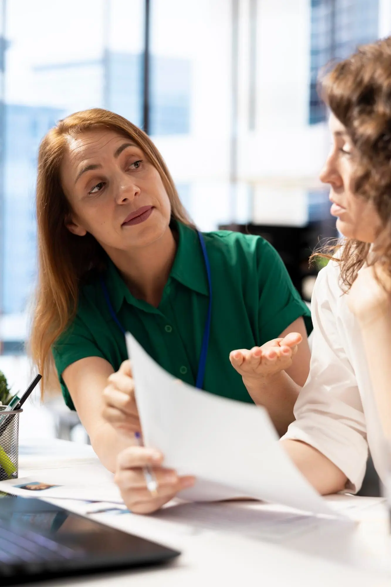 HR-коллеги проводят мозговой штурм, просматривая резюме.