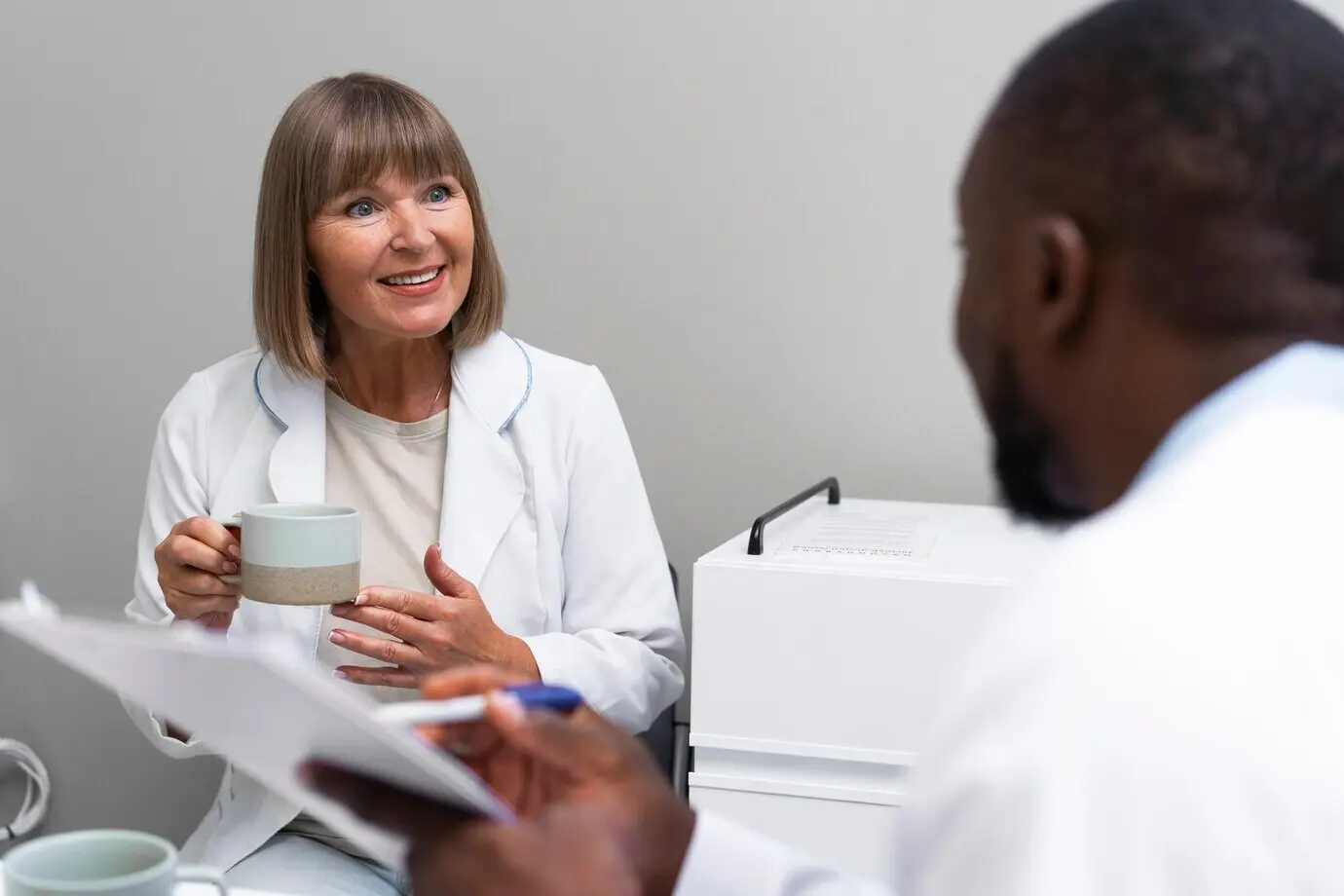 В кабинете офтальмолога находятся врач и пациент.